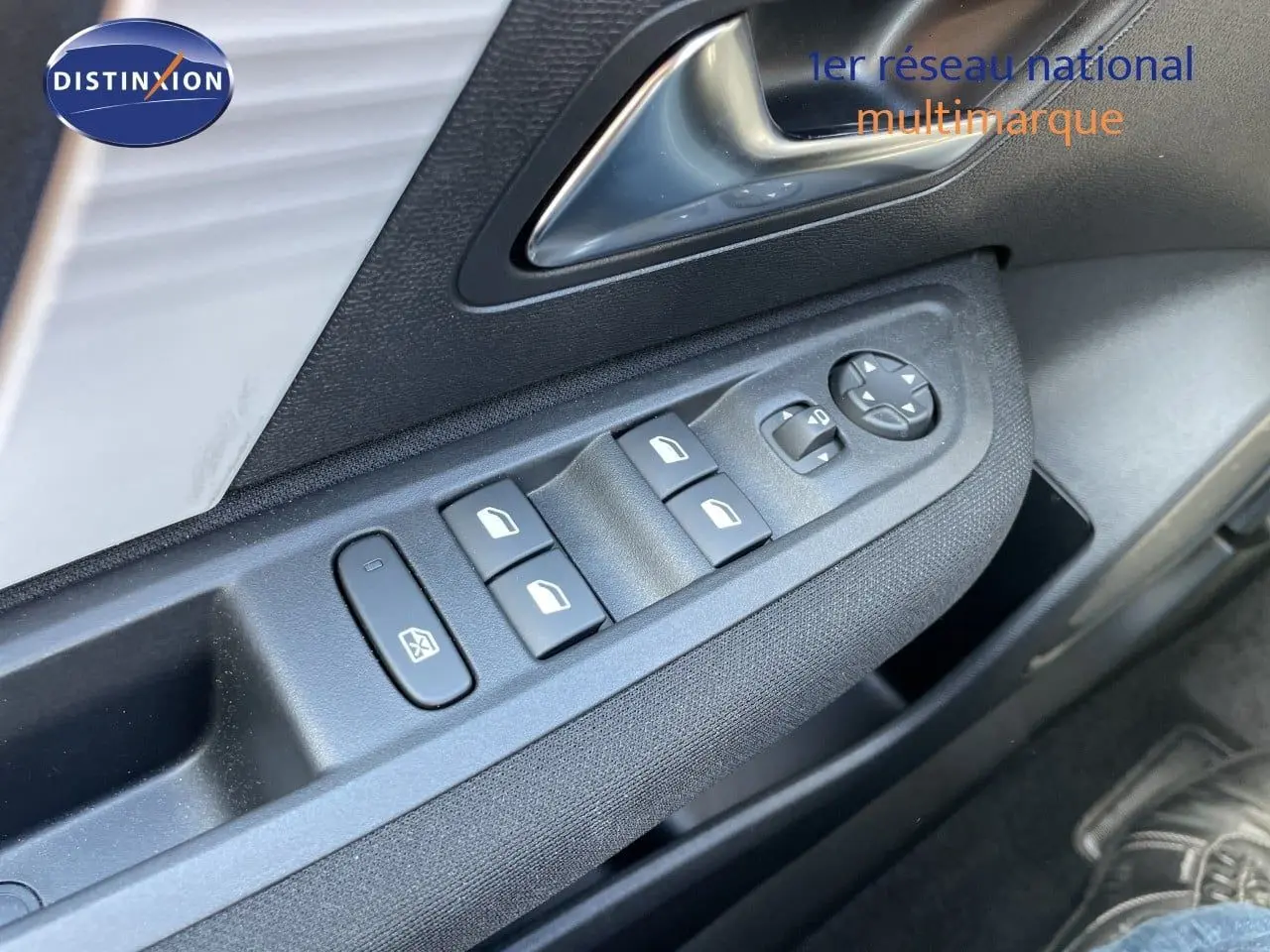 Gros plan sur les commandes des vitres et rétroviseurs côté conducteur d’une Citroën C4 hybride 2026, intérieur noir.