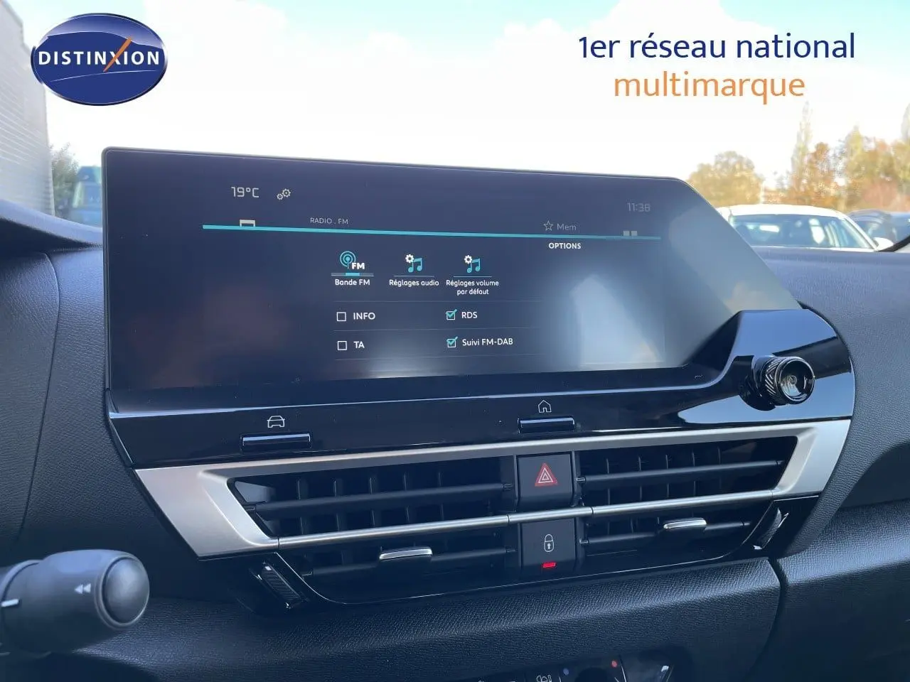 Écran tactile central affichant les réglages radio dans l'habitacle d'une Citroën C4 hybride, intérieur noir.