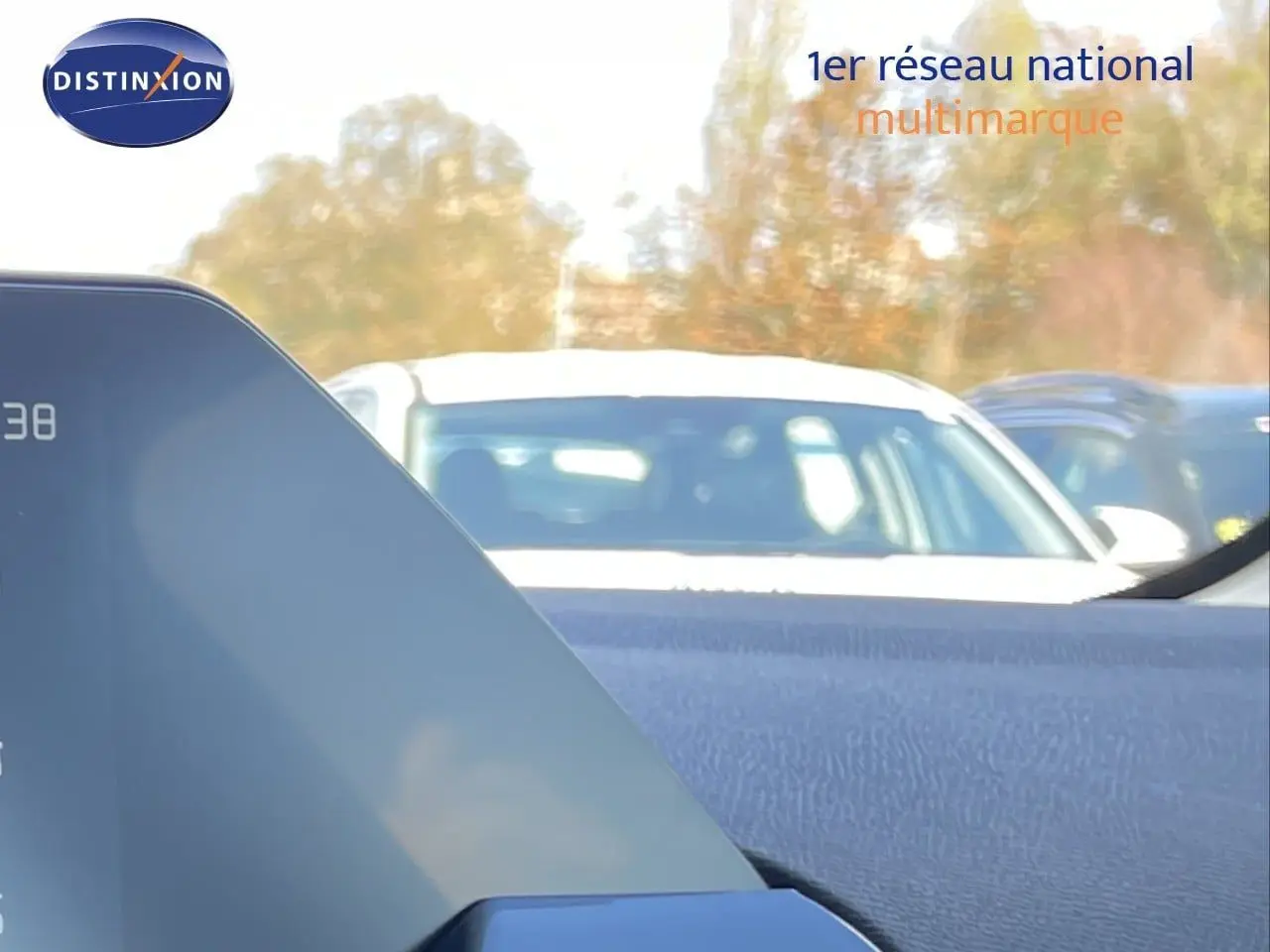 Vue intérieure du tableau de bord d'une Citroën C4 Hybrid 145ch bleu eclipse metal, avec affichage numérique partiel visible.