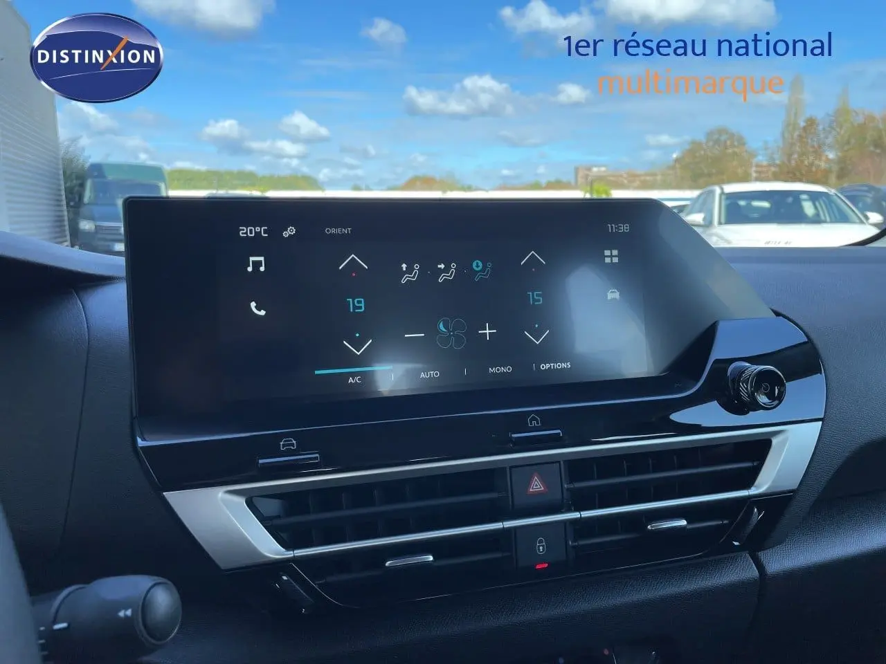 Écran tactile central et tableau de bord intérieur de la Citroën C4 Hybrid 145ch, vue avant avec affichage climatisation.