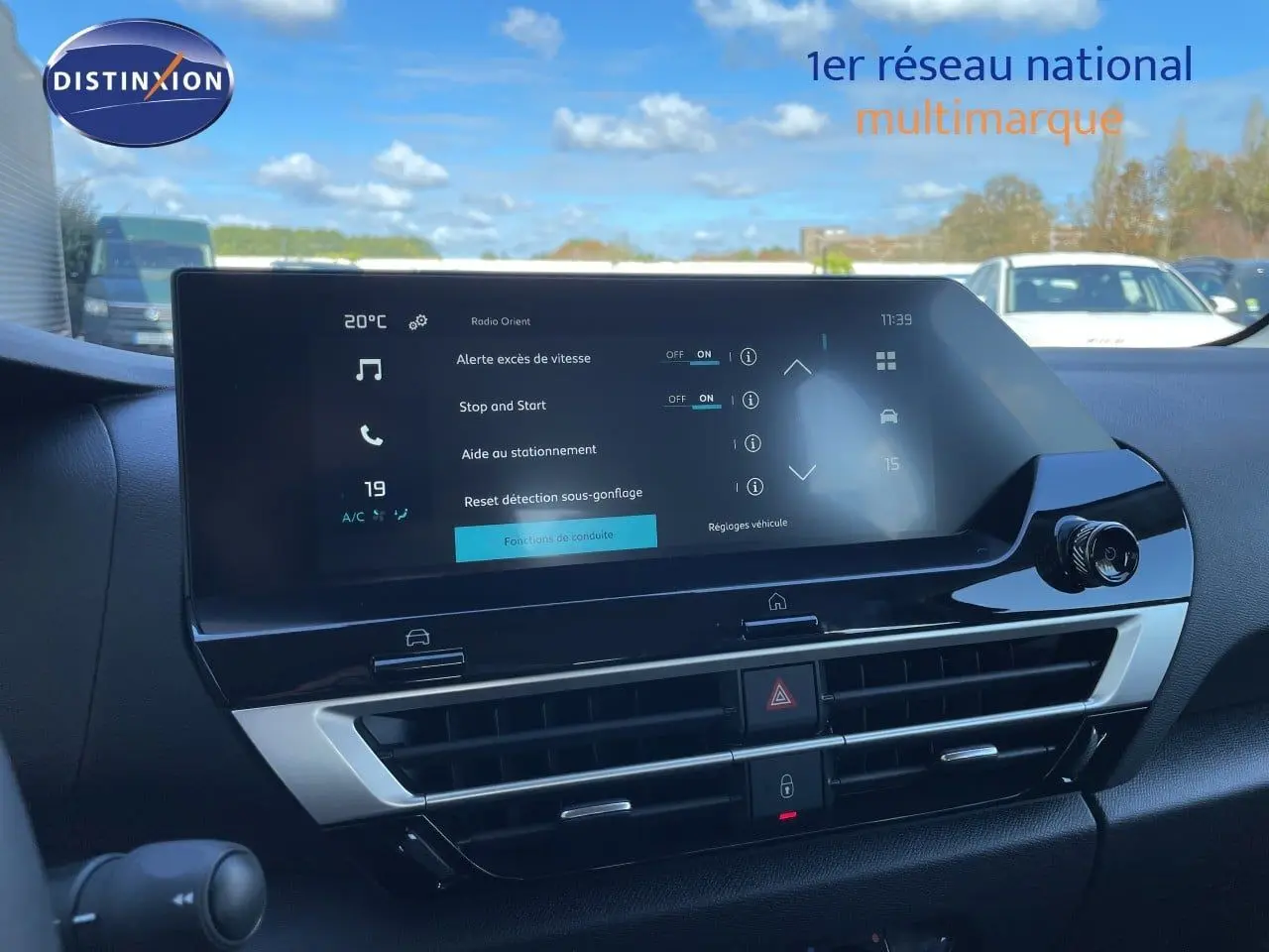 Tableau de bord de Citroën C4 Hybrid 145ch 2026, vue frontale de l'écran tactile avec réglages et commandes climatisation.