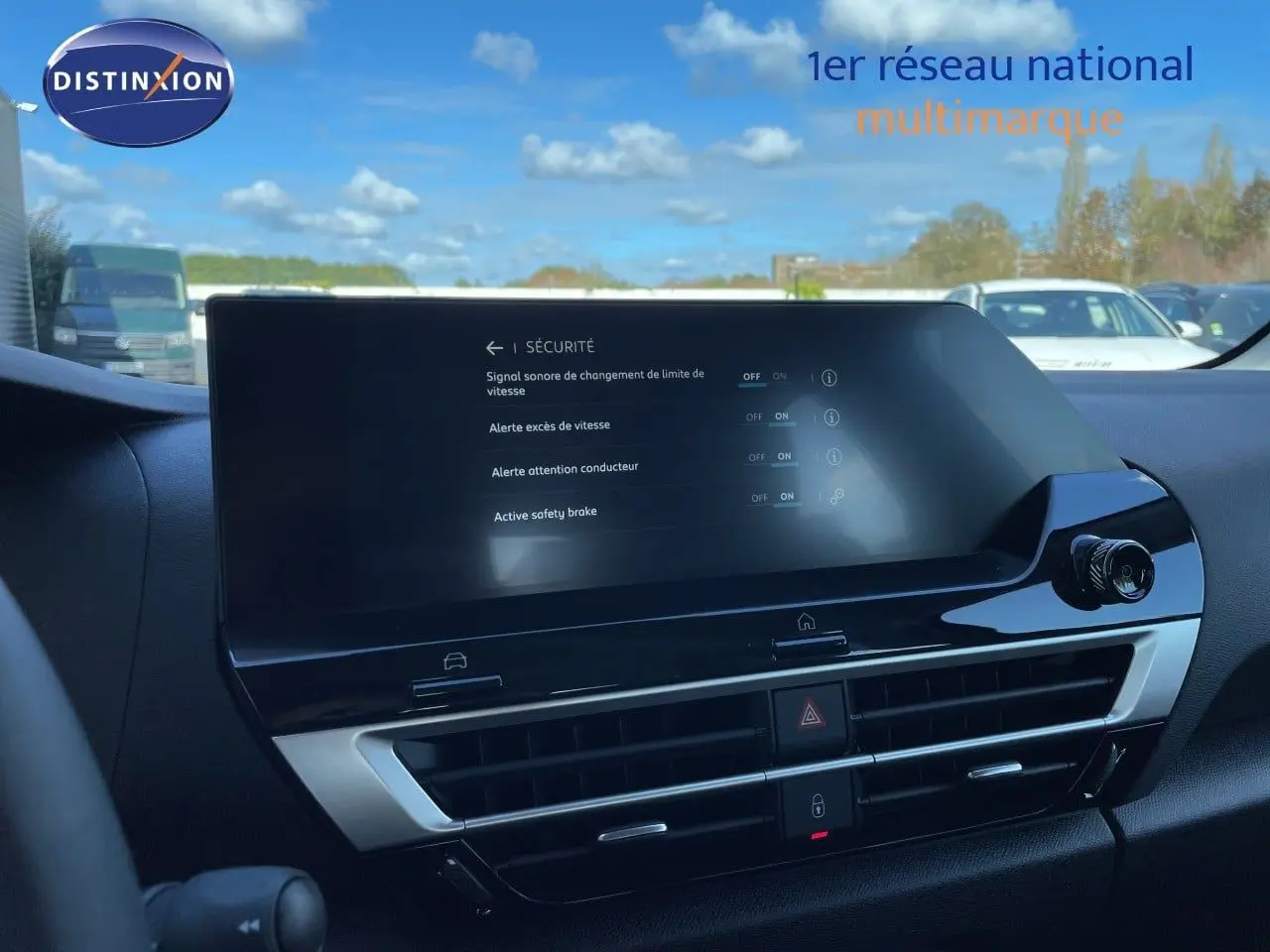 Écran tactile central affichant les options de sécurité dans l’habitacle noir d’une Citroën C4 Hybrid 2026.