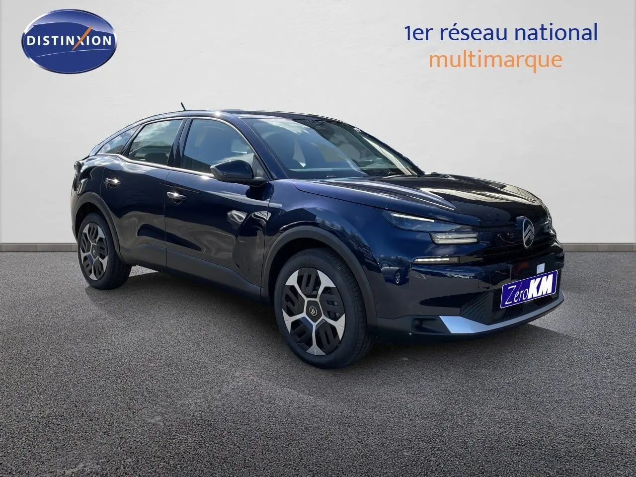 Citroën C4 hybride bleu Eclipse métal vue 3/4 avant avec jantes spécifiques et calandre moderne.