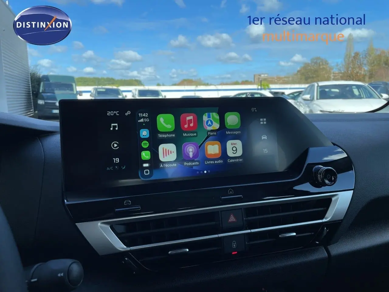 Vue intérieure centrée sur l'écran tactile du tableau de bord de la Citroën C4 Hybrid 2026, ambiance noire moderne.