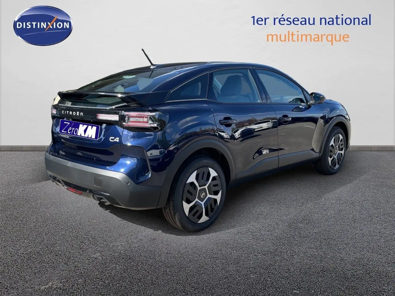Vue 3/4 arrière droite d'une Citroën C4 hybride bleu eclipse métal avec feux arrière LED et jantes spécifiques.