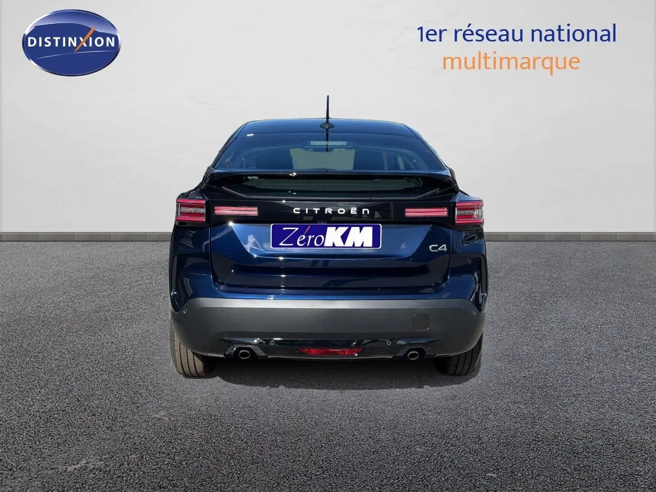 Vue arrière d'une Citroën C4 bleu Eclipse Metal 2026 avec feux LED et logo distinctif sur fond neutre.