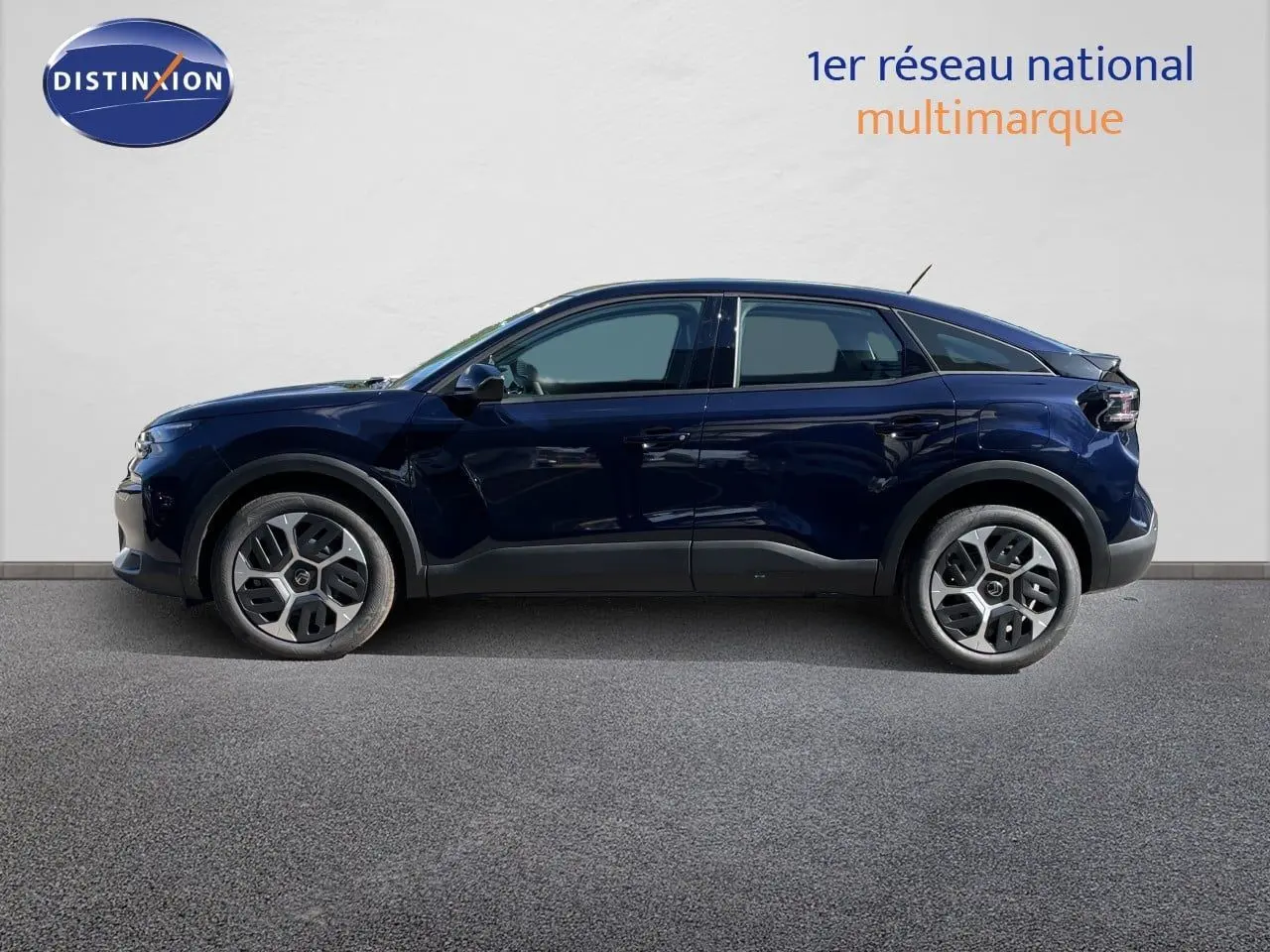 Profil droit d'une Citroën C4 Hybrid 145ch bleu éclipse métal, avec jantes alliage et détails noirs contrastants.