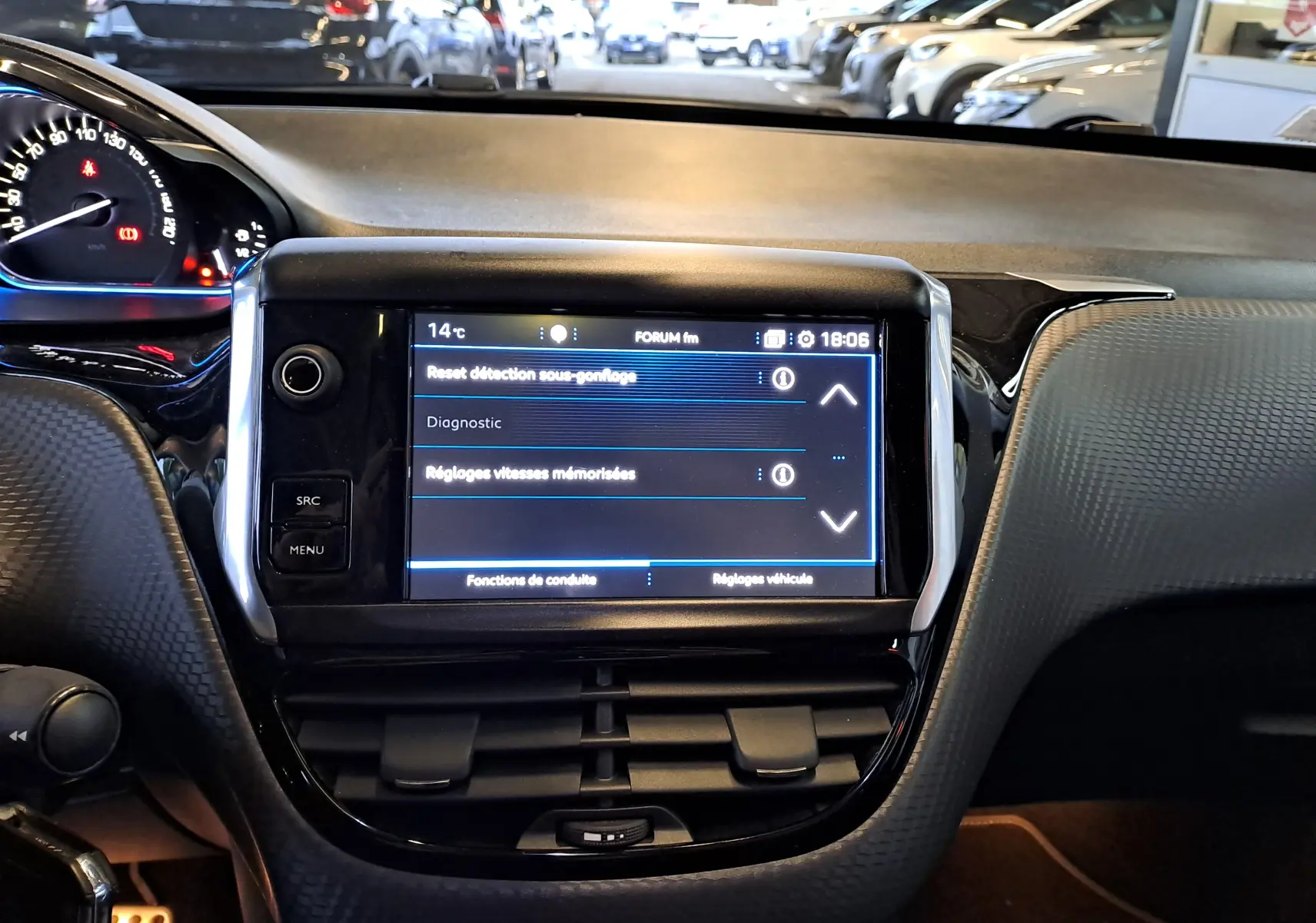 Tableau de bord noir du Peugeot 2008 2019 avec écran tactile central affichant les réglages de conduite.