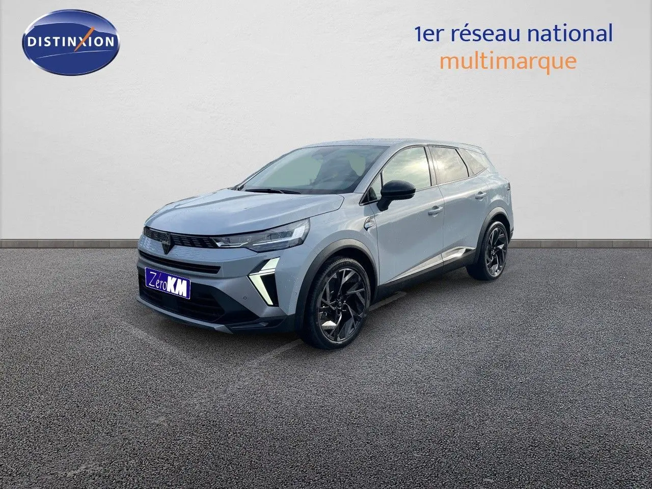 Renault Symbioz gris Rafale en 3/4 avant droit, avec jantes noires et feux LED distinctifs visibles.