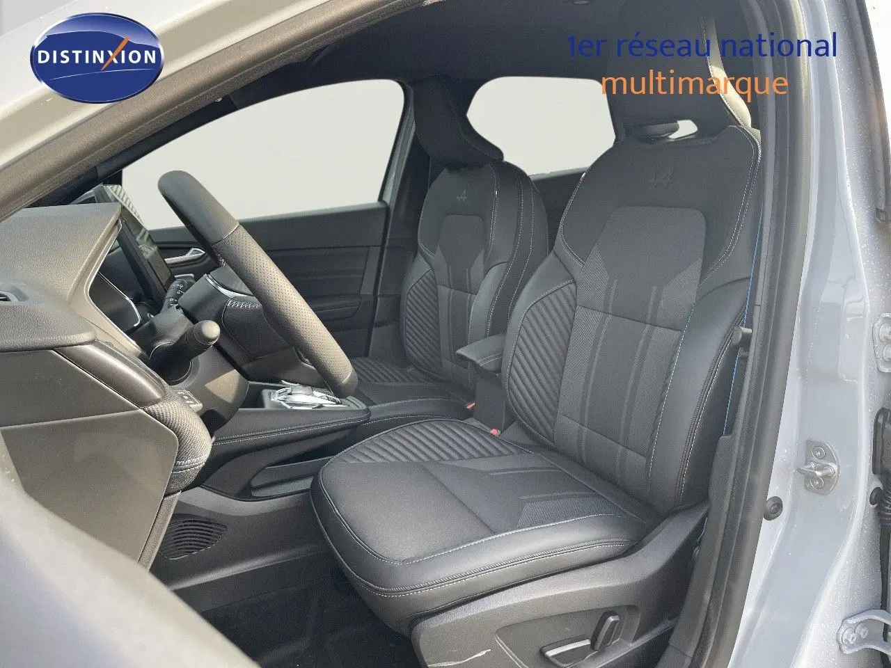 Vue intérieure côté conducteur du Renault Symbioz gris Rafale 2024, sièges en cuir noir avec logo Alpine brodé.