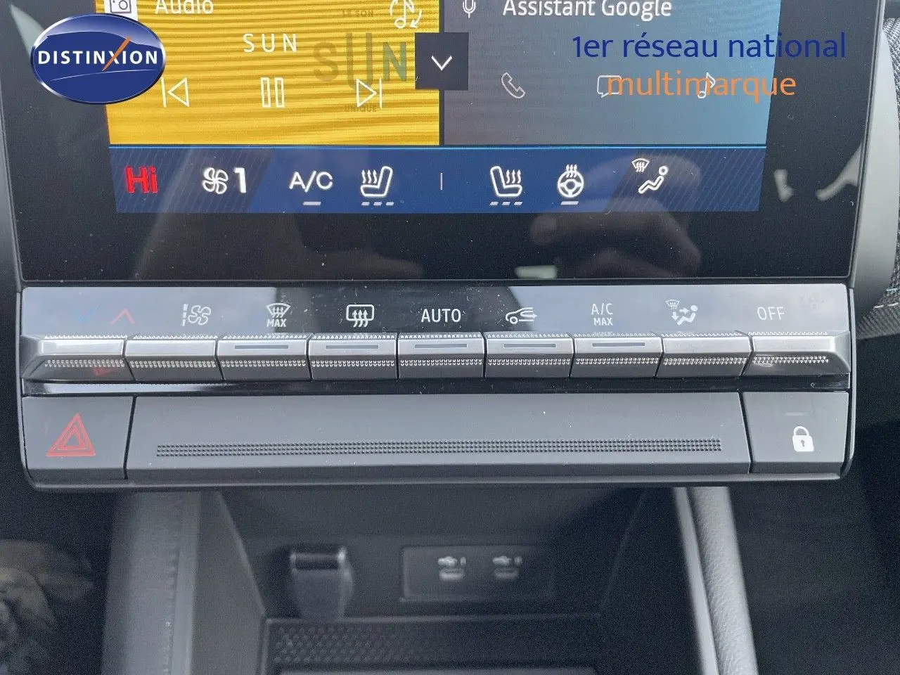 Détail de la console centrale tactile avec commandes climatisation et multimédia du Renault Symbioz gris Rafale 2024.