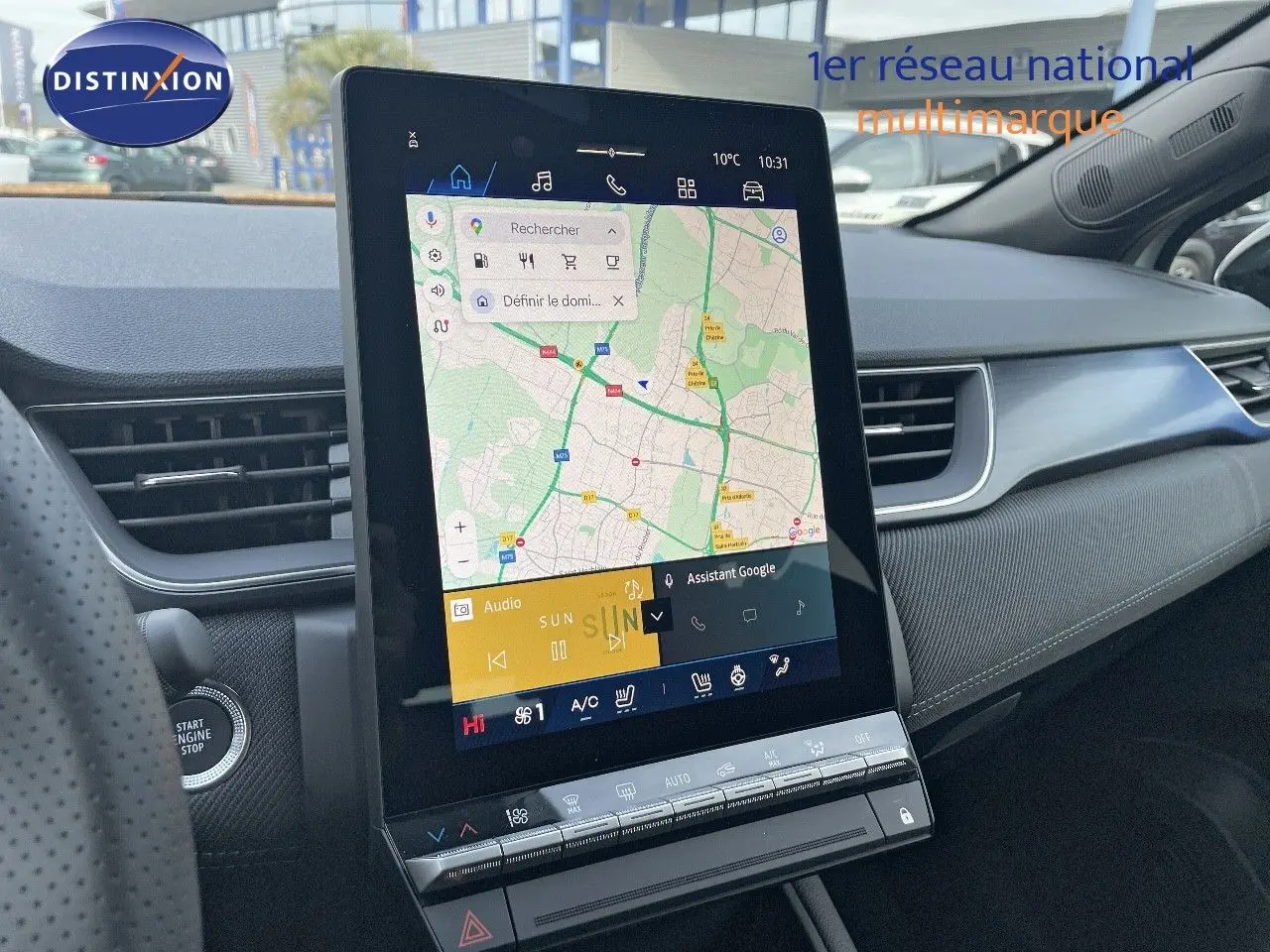 Vue intérieure du tableau de bord du Renault Symbioz gris Rafale 2024, avec écran tactile central affichant une carte GPS.