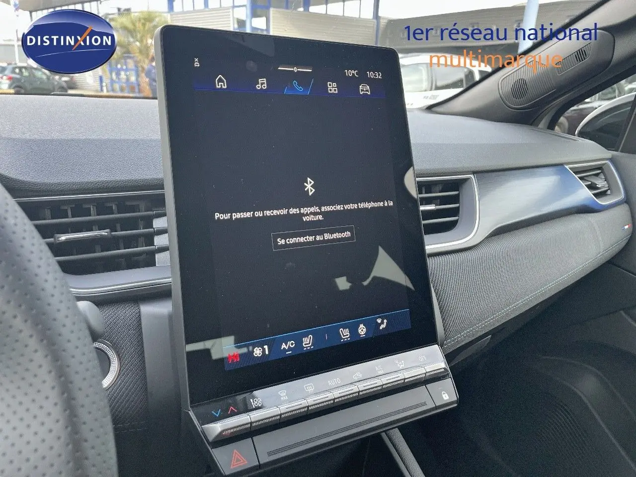 Intérieur de la Renault Symbioz gris Rafale, vue côté droit sur la console centrale avec grand écran tactile vertical.