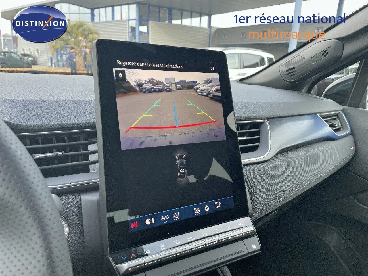Vue intérieure du tableau de bord du Renault Symbioz gris Rafale, avec écran tactile affichant la caméra de recul.