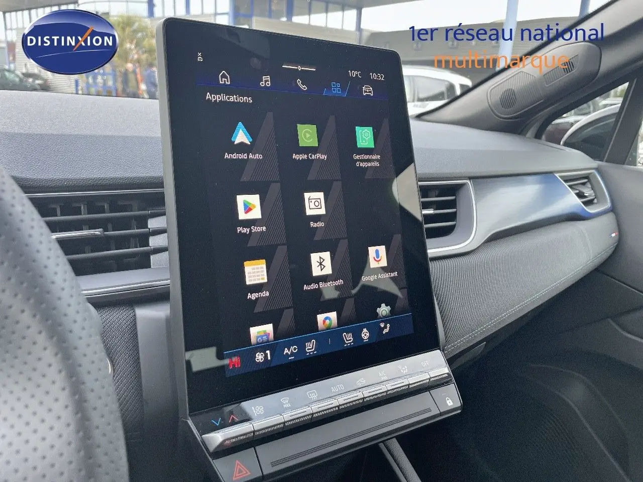 Vue intérieure du tableau de bord du Renault Symbioz gris Rafale 2024, avec écran tactile central vertical et commandes climatisation.