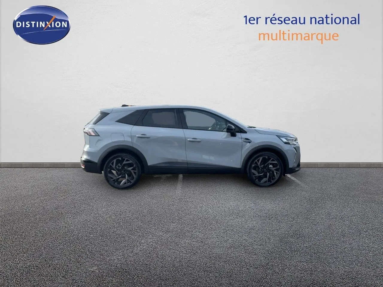 Profil côté droit du Renault Symbioz gris rafale 2024, SUV hybride avec jantes noires distinctives.