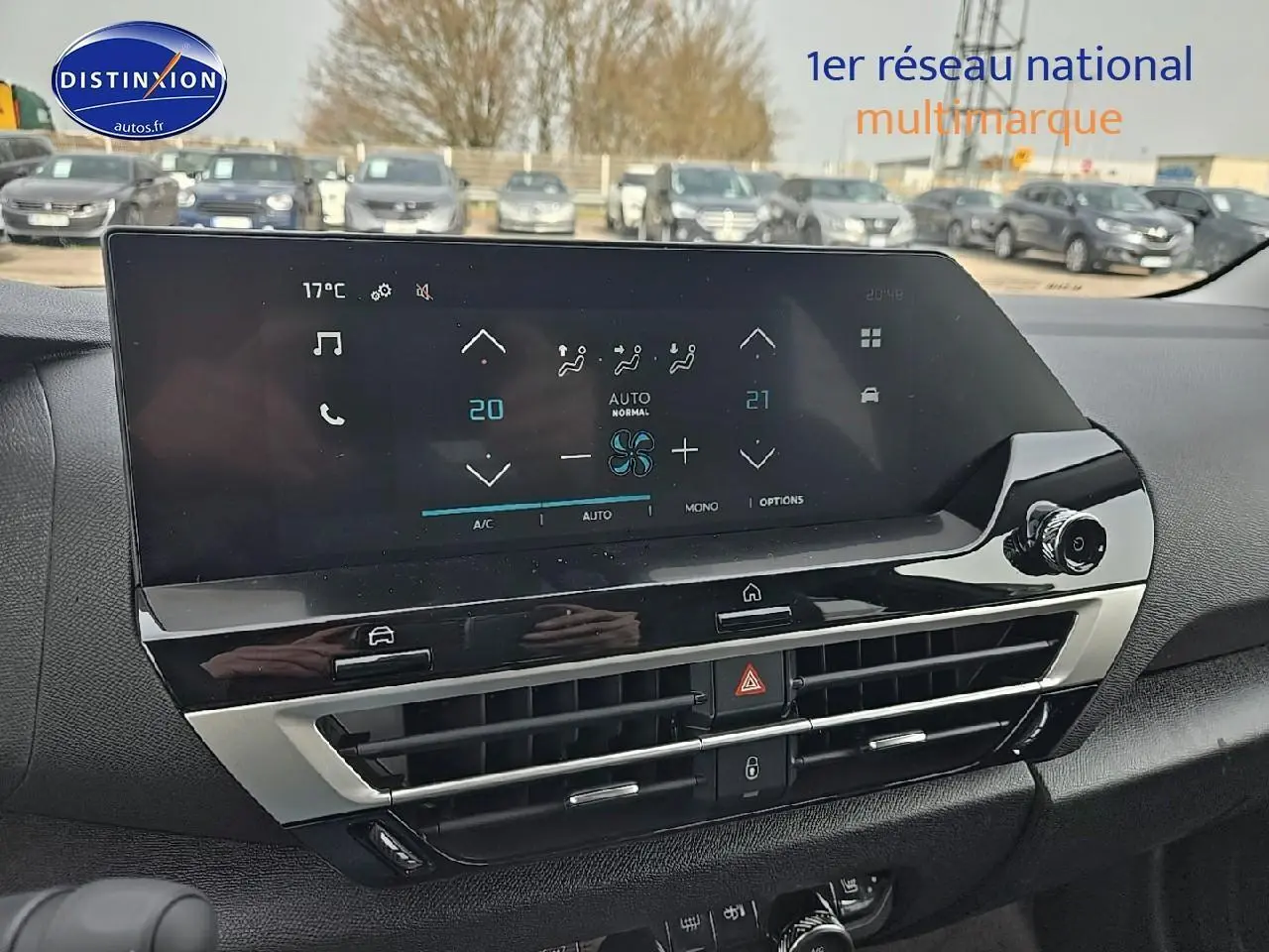 Écran tactile et aérateurs centraux du tableau de bord de la Citroën C4 blanche, vue intérieure frontale.