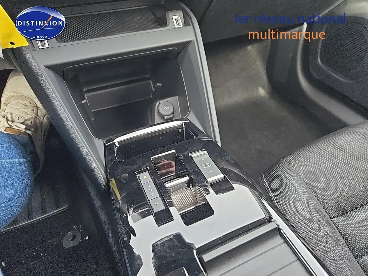 Gros plan sur la console centrale noire brillante avec levier de boîte auto et commandes Drive Mode dans une Citroën C4 blanche.