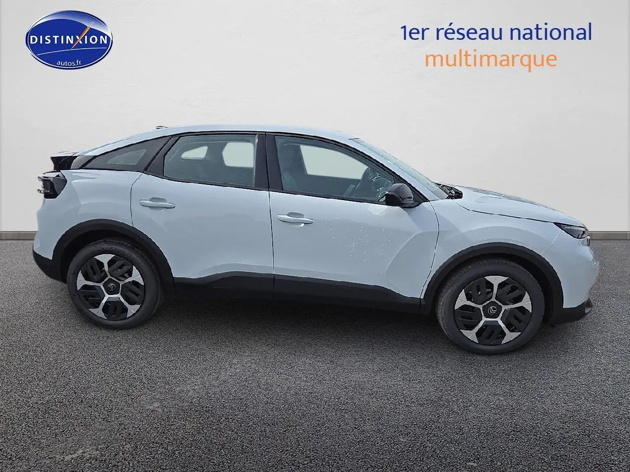 Profil côté gauche d'une Citroën C4 blanche Okenite 2025 avec jantes 18 pouces et coques de rétroviseurs noires.