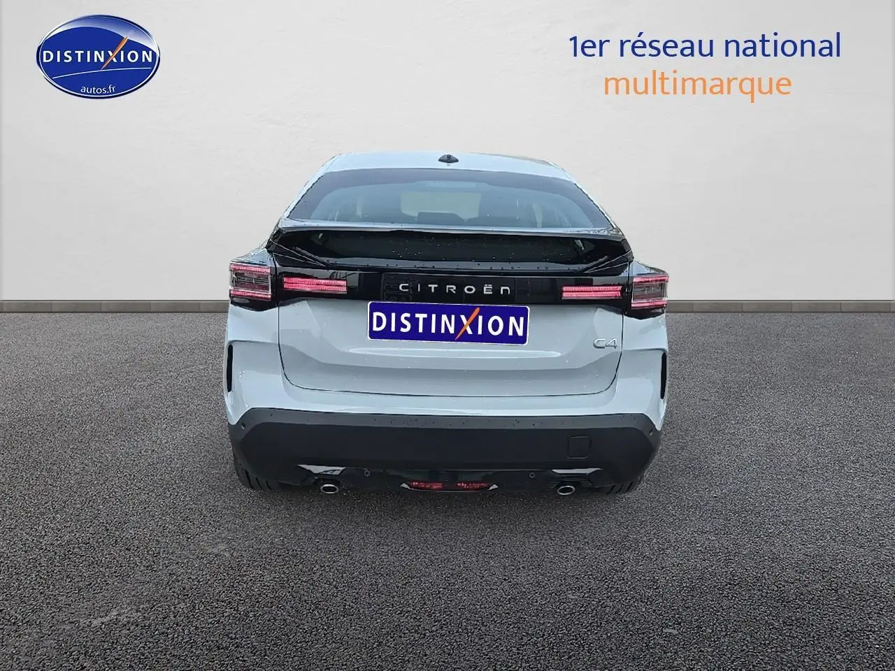 Vue arrière d'une Citroën C4 blanche Okenite avec bande noire et feux LED distinctifs.