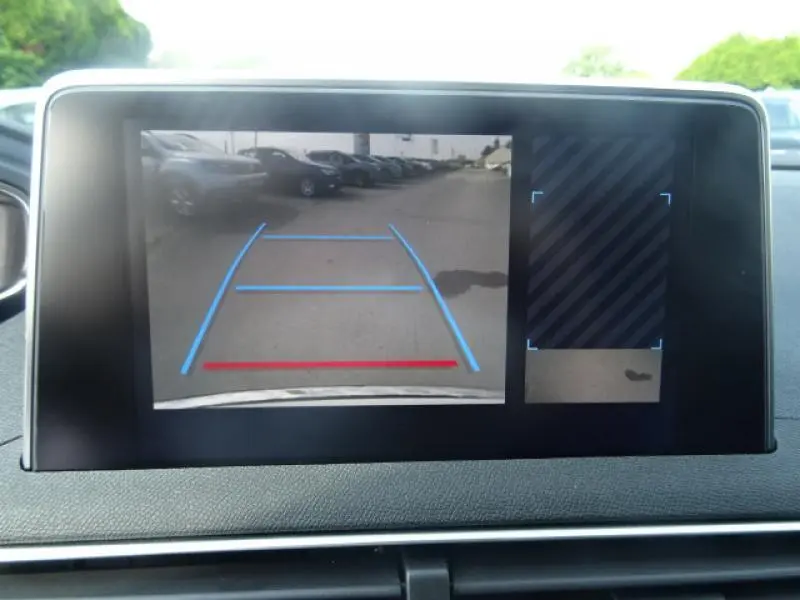 Écran central du Peugeot 3008 2019 montrant la caméra de recul avec lignes de guidage colorées en bleu et rouge.