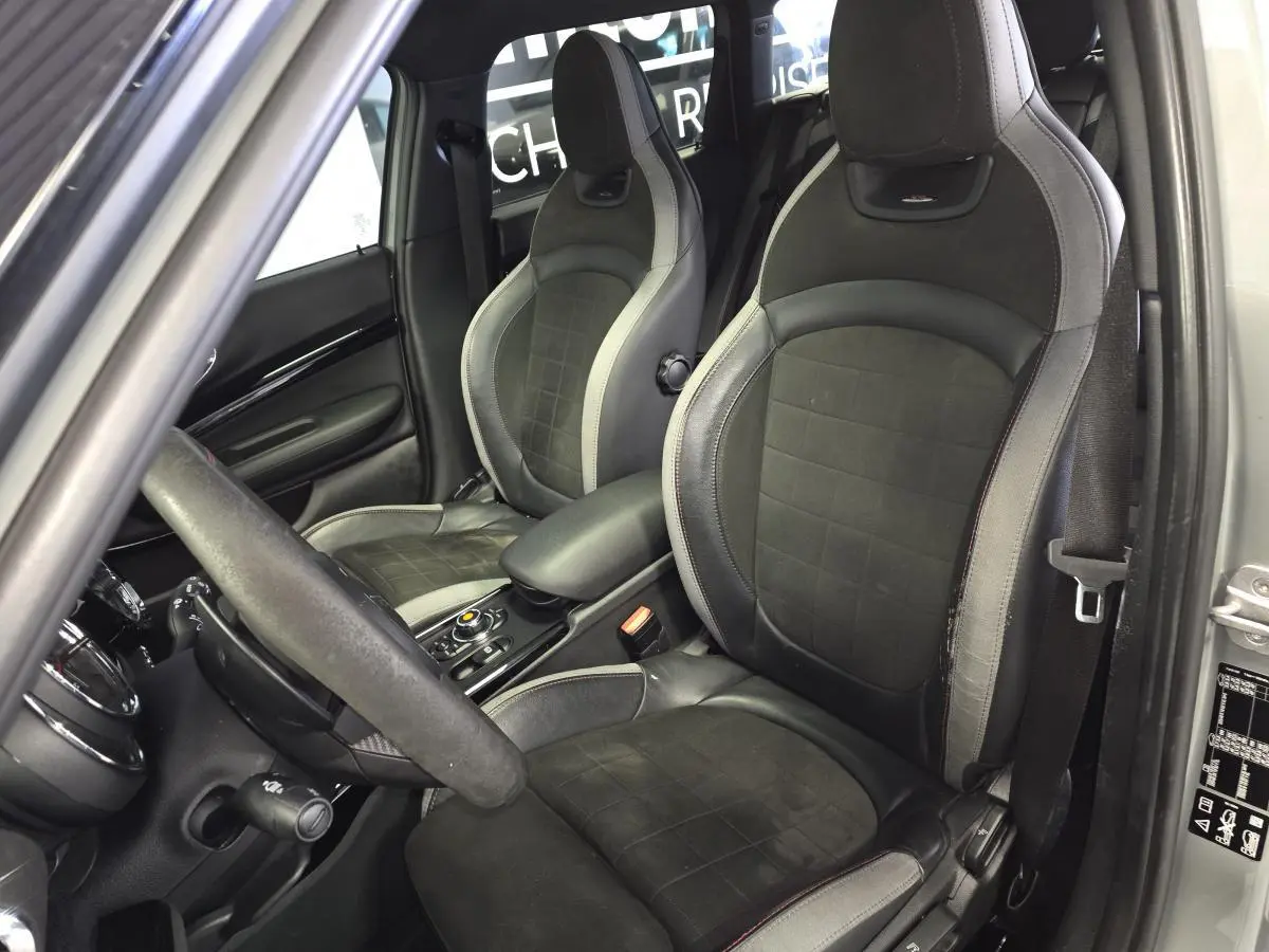 Vue intérieure côté conducteur du MINI Clubman John Cooper Works 2020 avec sièges sport cuir et alcantara noirs et gris.
