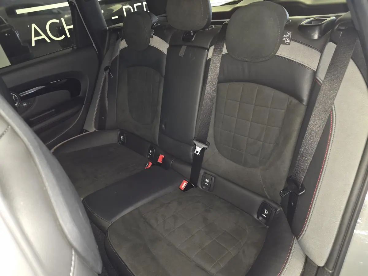 Vue intérieure côté droit des sièges arrière en cuir et Dinamica noirs du MINI Clubman John Cooper Works 2020.