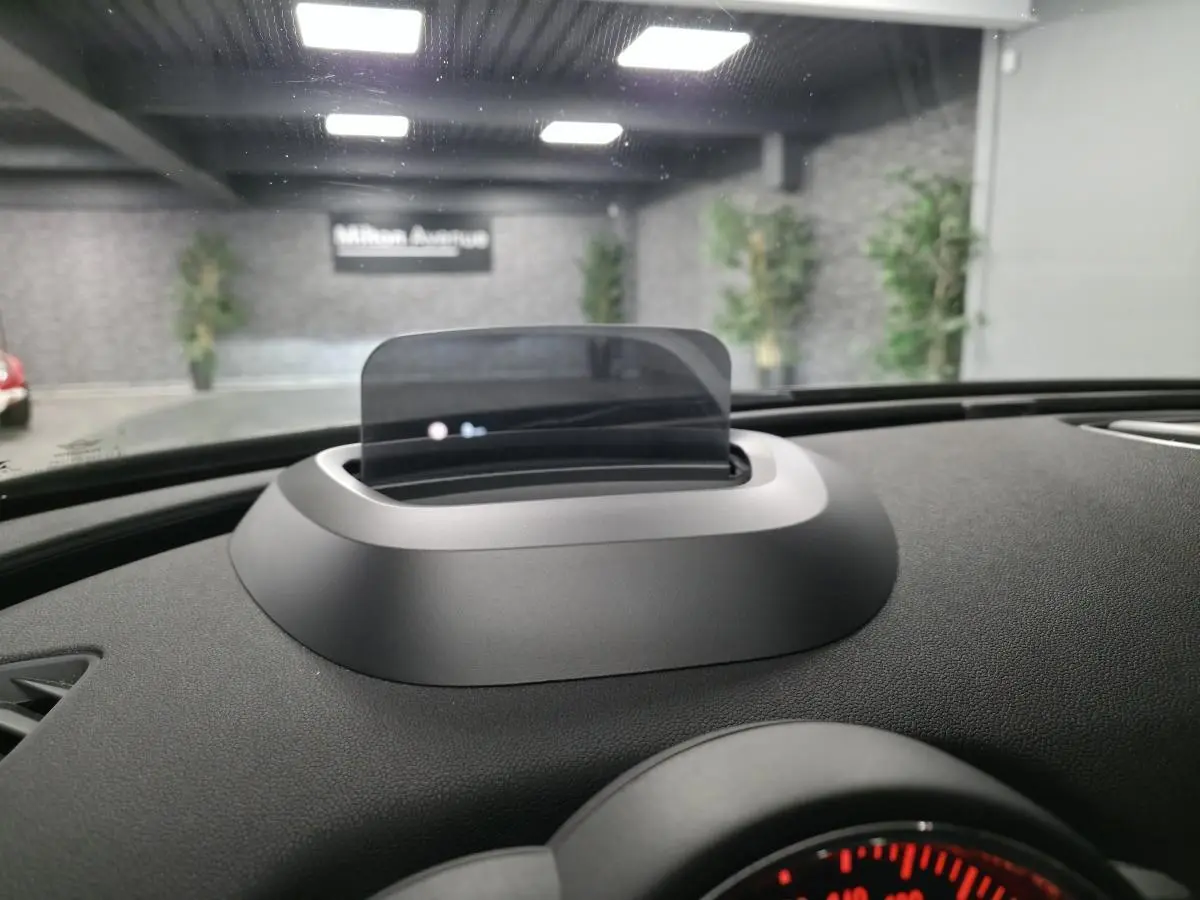 Affichage tête-haute rétractable sur le tableau de bord d'une MINI Clubman gris Moonwalk, intérieur sombre.