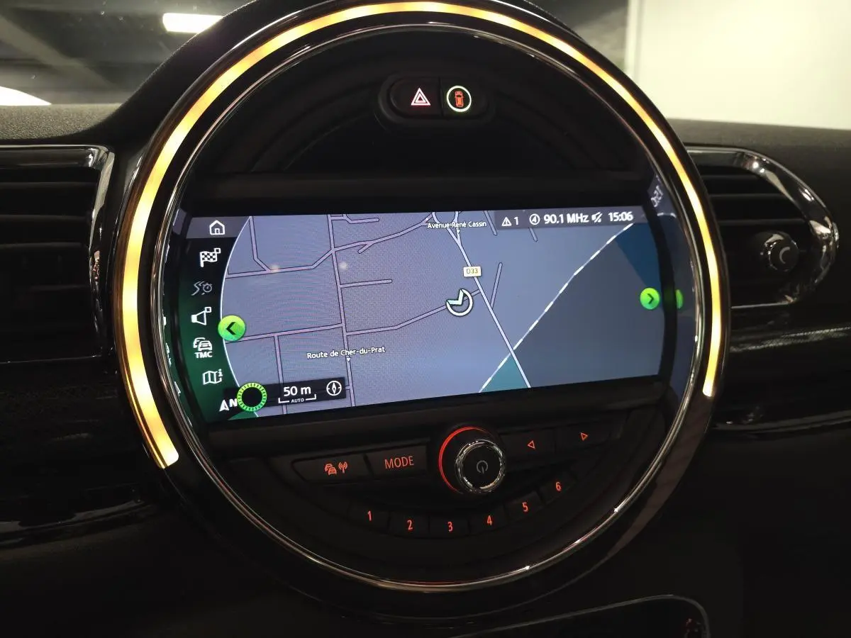 Écran de navigation GPS circulaire au centre du tableau de bord d'une MINI Clubman John Cooper Works 2020.