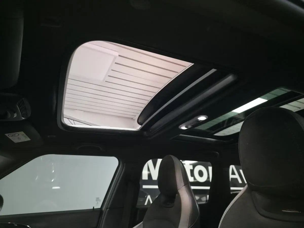 Toit ouvrant panoramique en verre vu de l'intérieur sur les sièges avant noirs du MINI Clubman John Cooper Works 2020