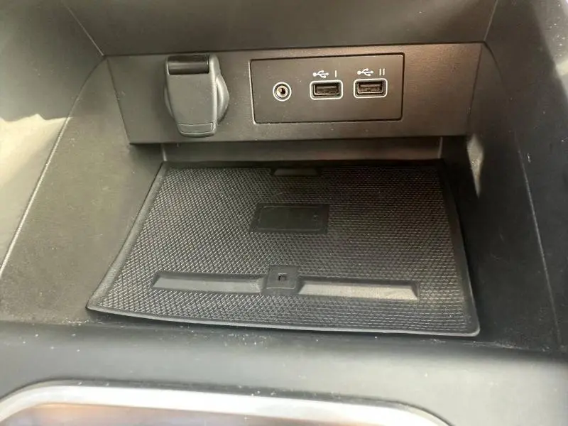 Gros plan sur la console centrale de la Renault Clio 2025, montrant les ports USB et un espace de rangement noir.