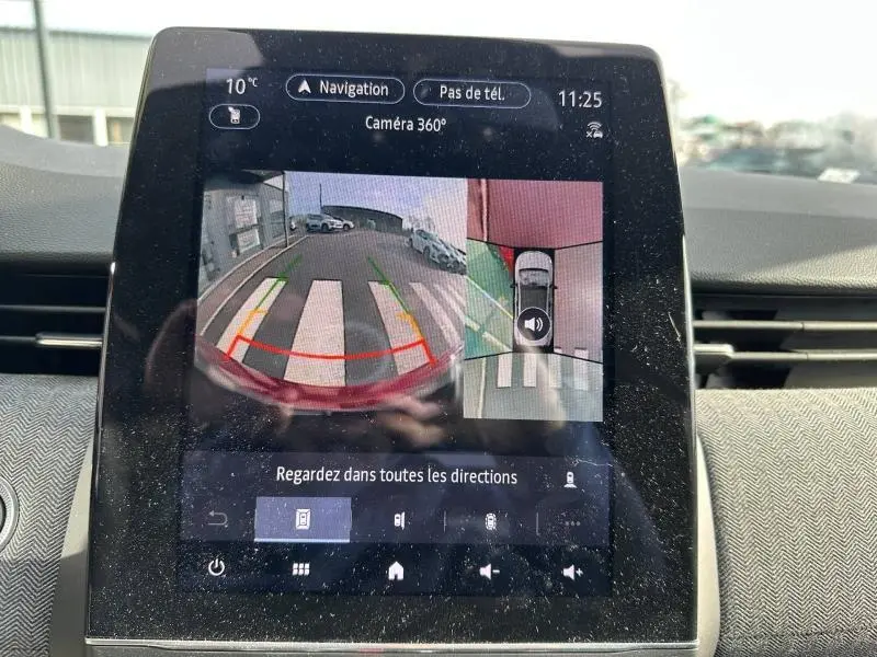 Écran central de la Renault Clio 2025 montrant la caméra 360° avec vue arrière et vue du dessus du véhicule Rouge Flamme.