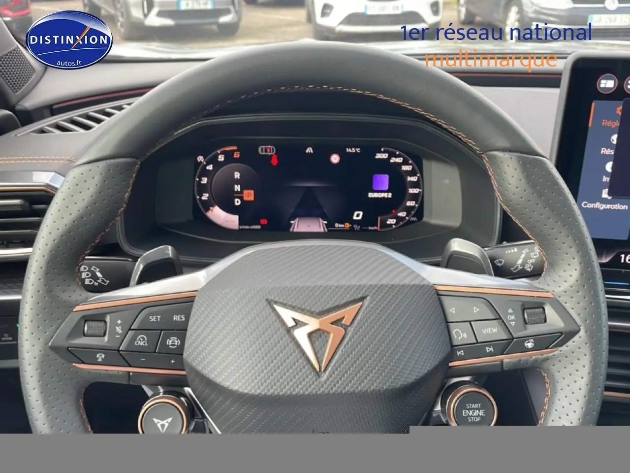 Vue rapprochée du volant cuir perforé de la CUPRA Formentor 2.0 TDI 150, avec commandes multifonctions et tableau de bord numérique.