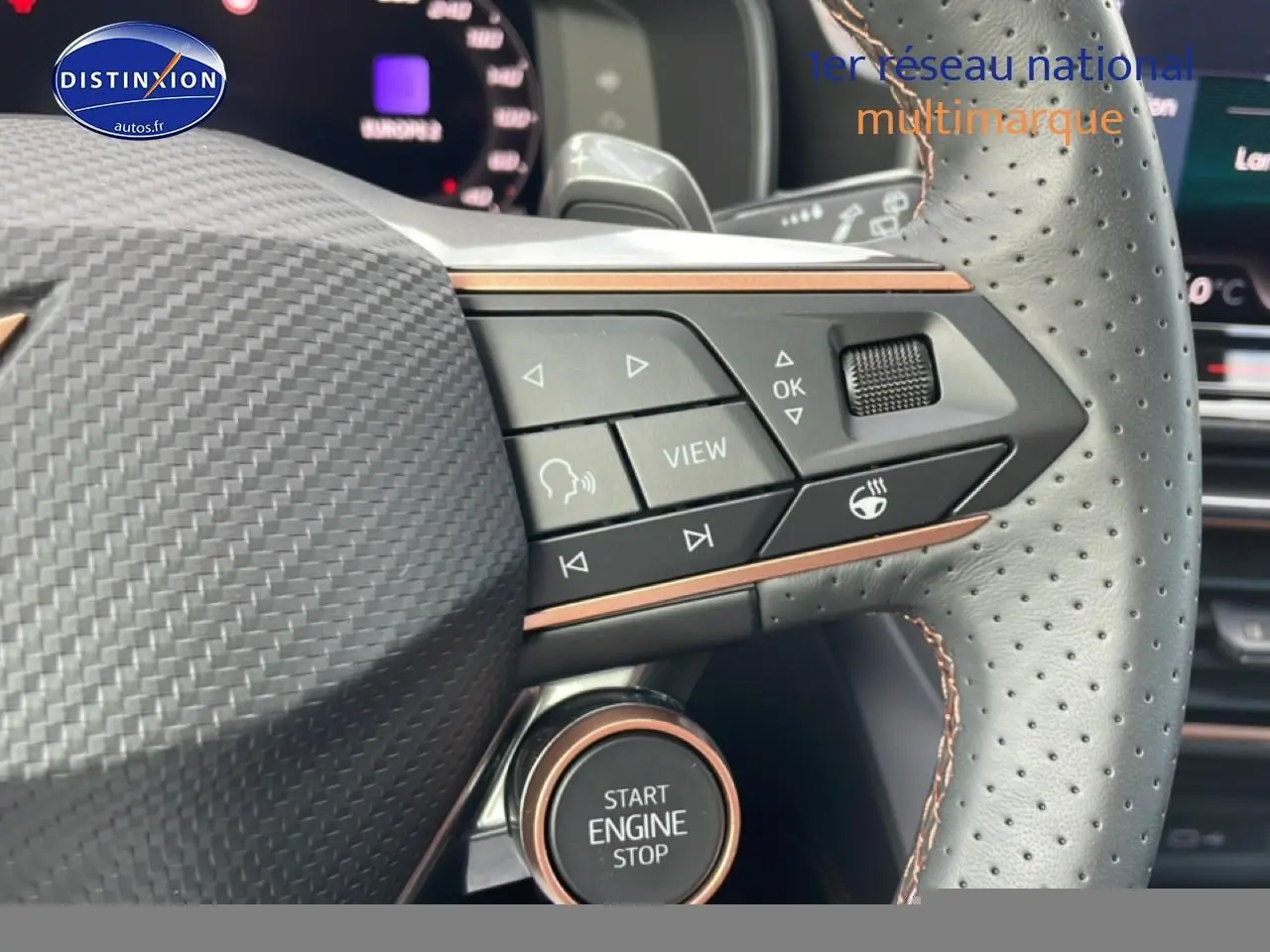 Gros plan sur le volant cuir perforé et les commandes multifonctions du CUPRA Formentor gris magnétique, avec bouton start/stop visible.