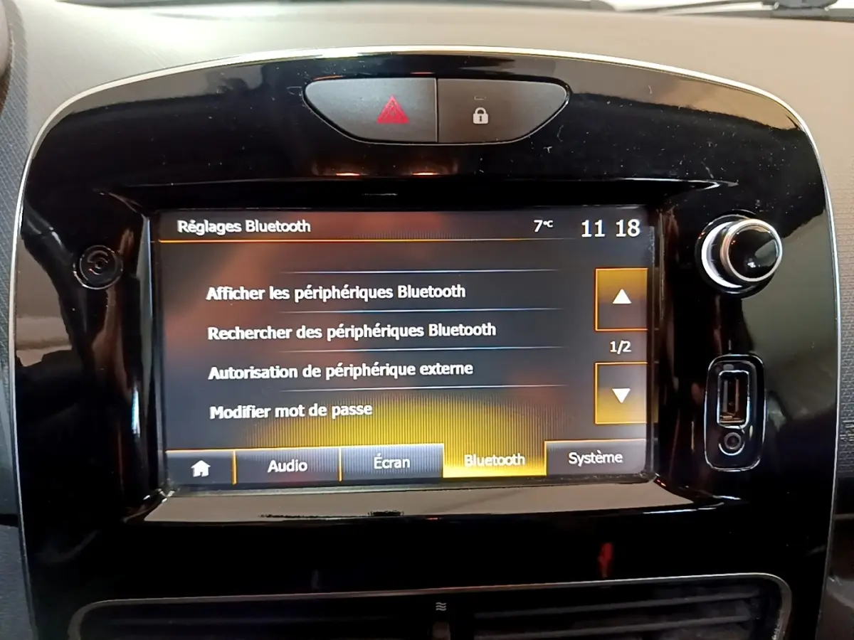 Gros plan sur l’écran tactile central noir de la Renault Clio Zen Energy dCi 75 2016 affichant les réglages Bluetooth.