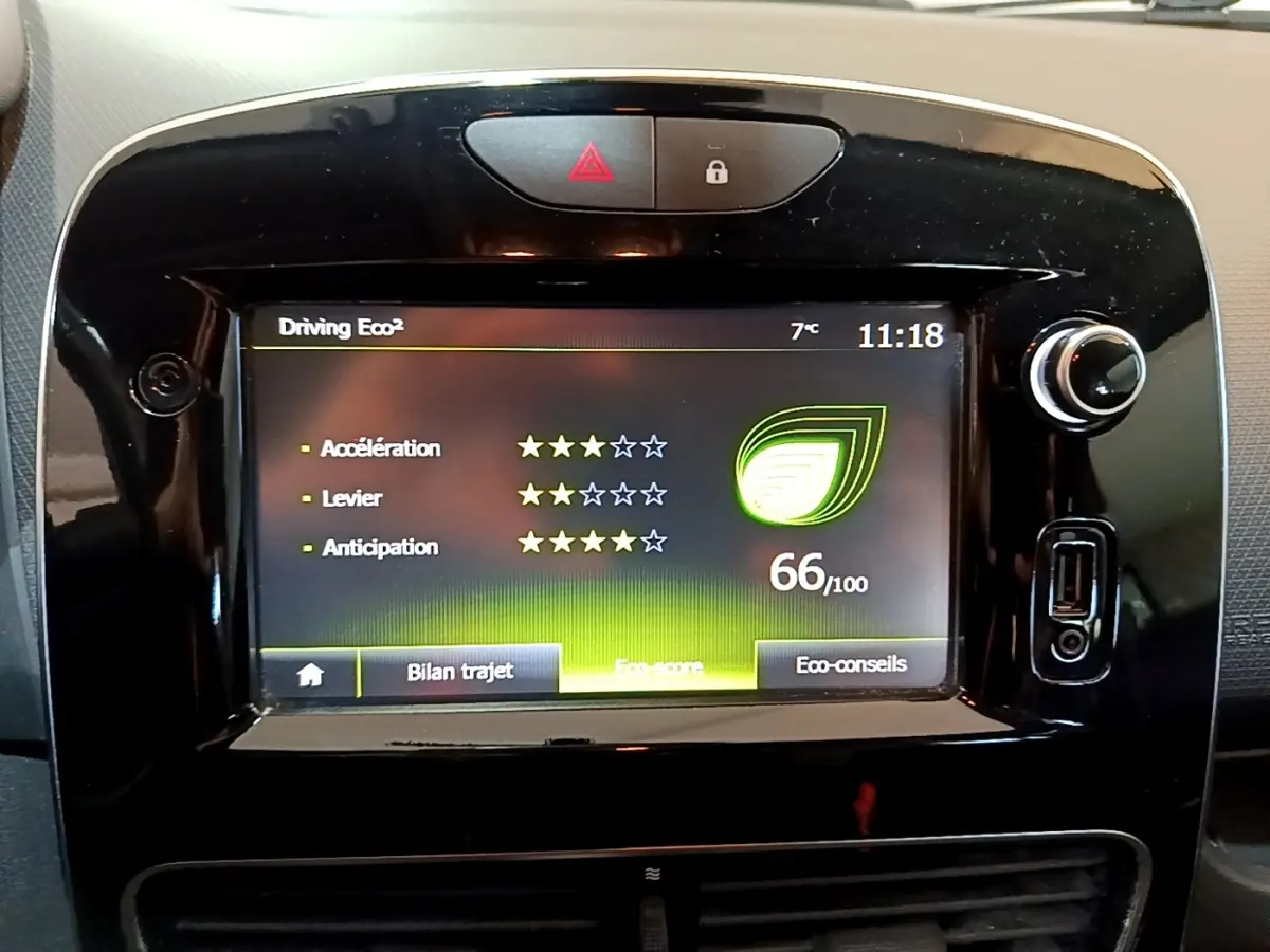 Écran tactile central de la Renault Clio Zen Energy dCi 75 affichant le score Eco² et les options de conduite.
