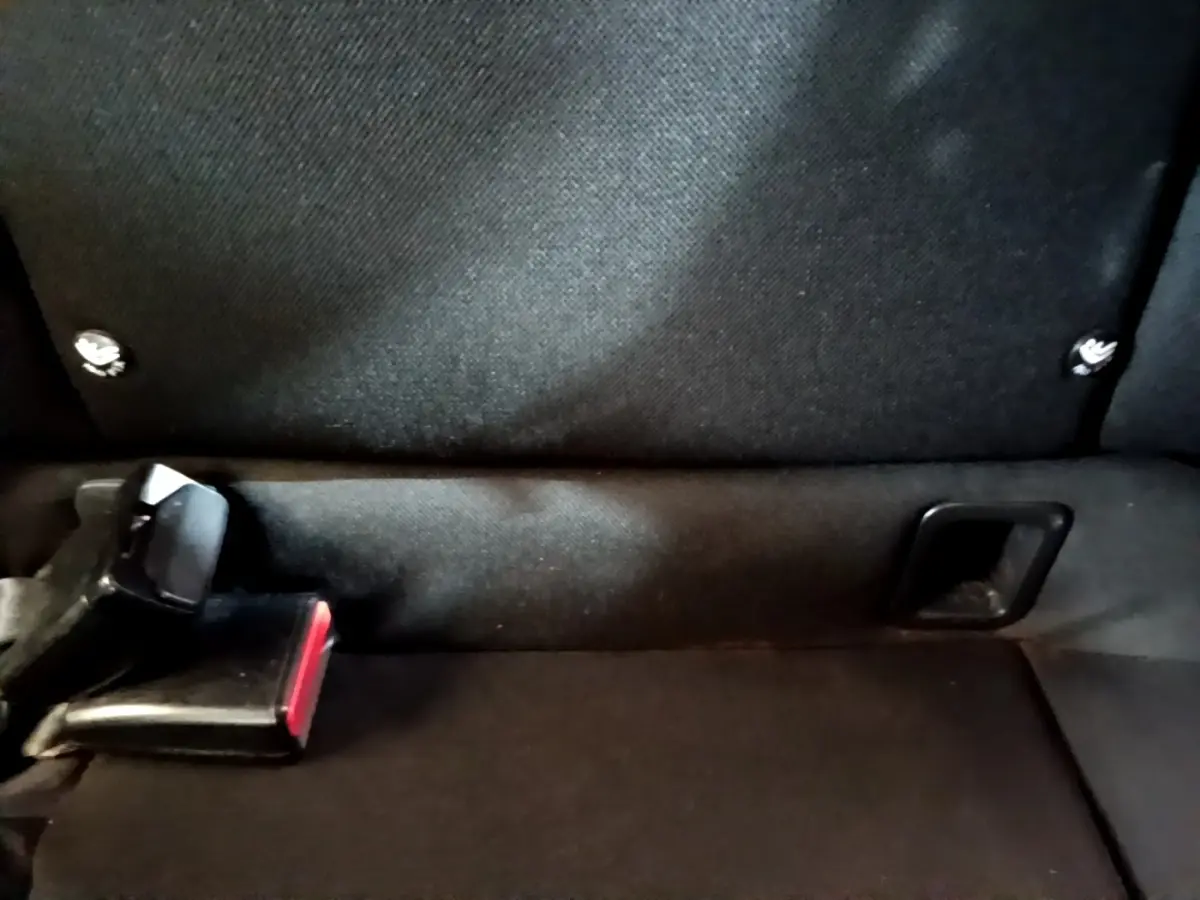 Gros plan sur la banquette arrière noire de la Renault Clio Zen Energy dCi 75, montrant les ceintures de sécurité.