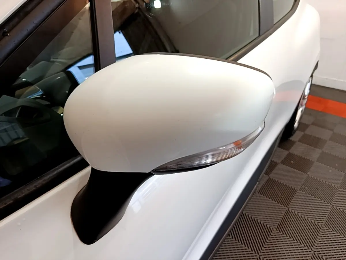 Rétroviseur droit blanc avec clignotant intégré sur Renault Clio Zen Energy dCi 75 vue de côté droit.