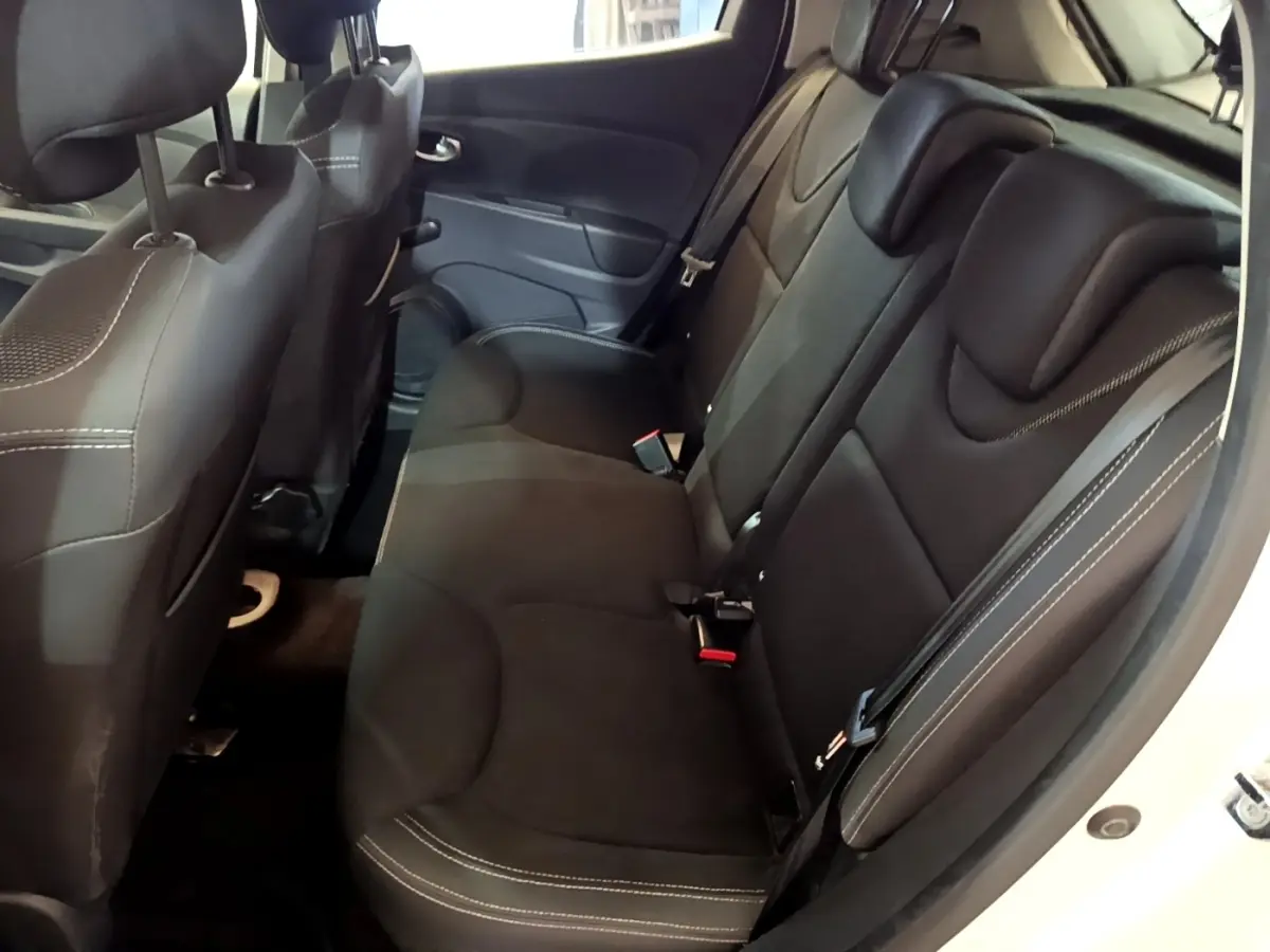 Vue intérieure côté droit sur la banquette arrière noire de la Renault Clio Zen Energy dCi 75 blanche de 2016.