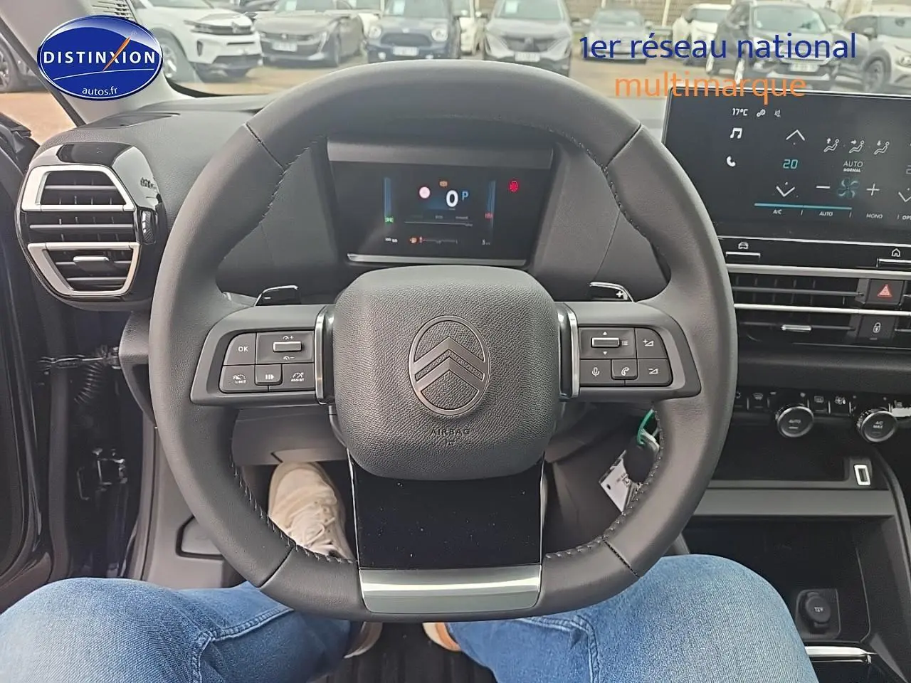 Vue intérieure centrée sur le volant Citroën C4 1.2 hybride 136 plus avec tableau de bord et écran tactile visible.