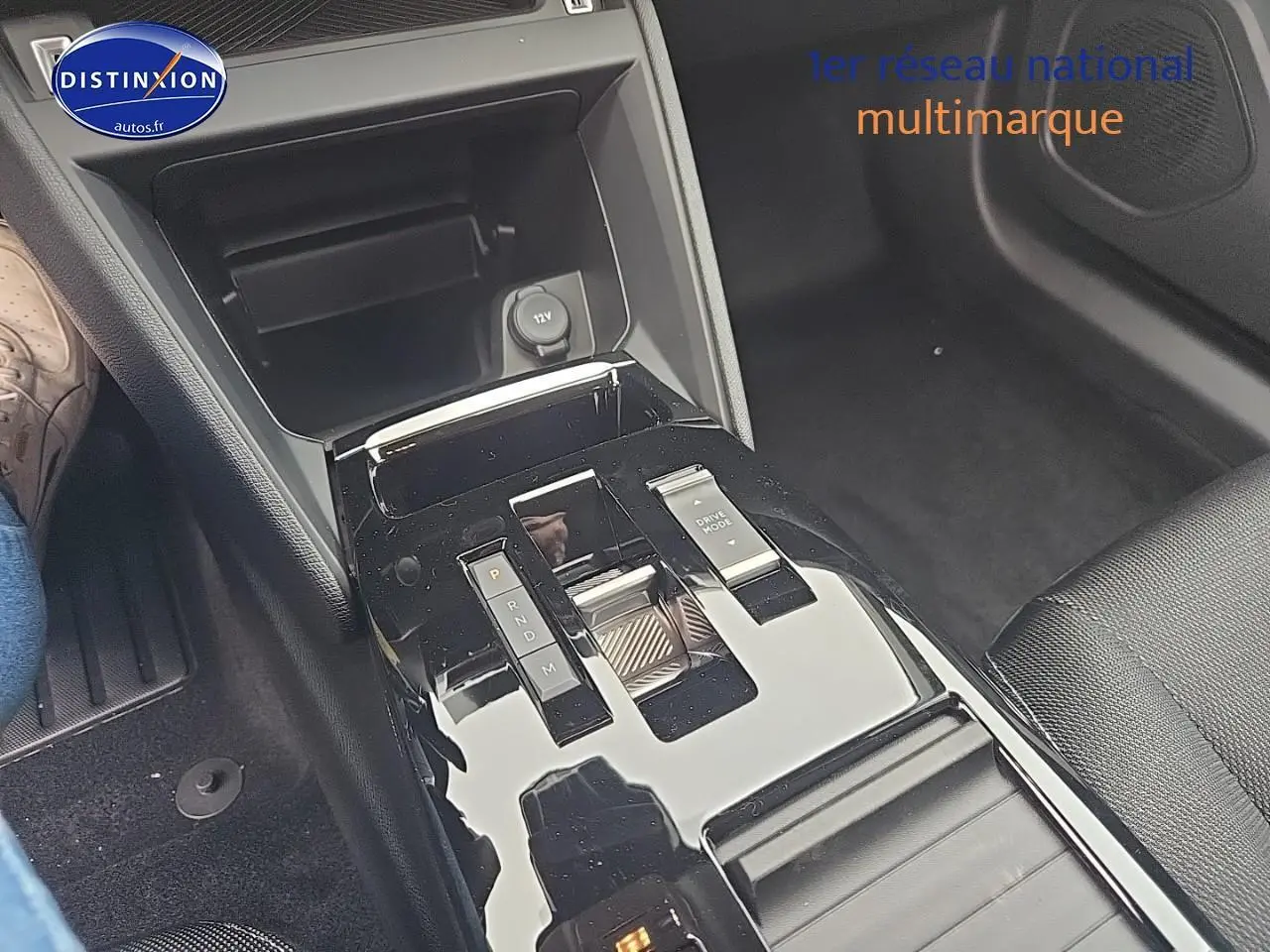 Console centrale brillante avec levier de vitesses automatique et bouton Drive Mode dans une Citroën C4 Bleu Eclipse 2025.