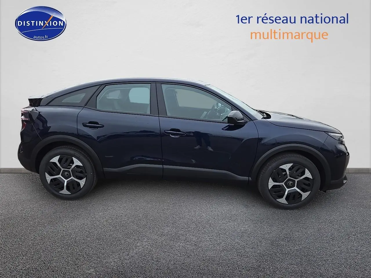 Profil côté gauche d'une Citroën C4 1.2 hybride 136 plus bleu éclipse avec jantes 18 pouces et lignes modernes.