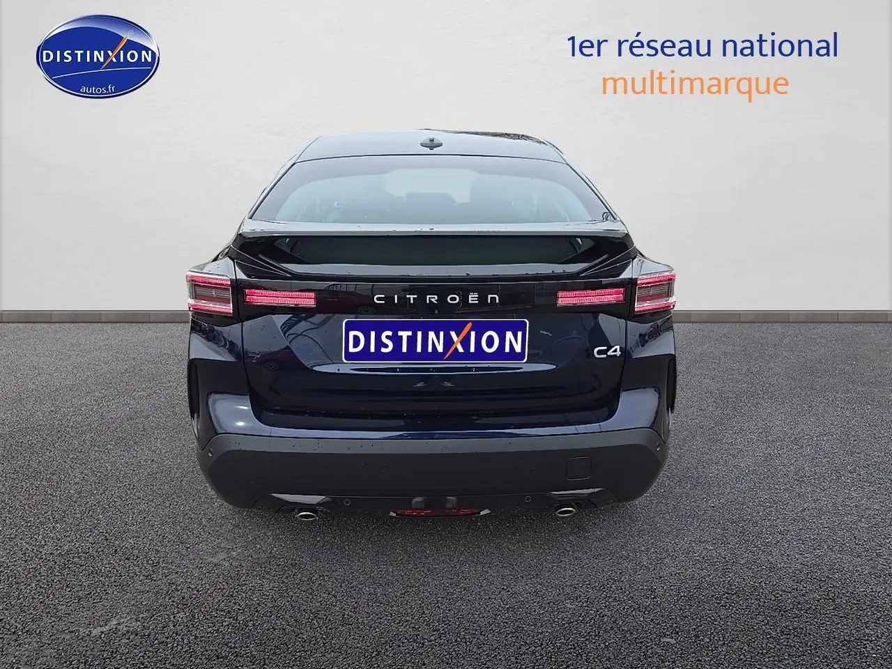 Vue arrière d'une Citroën C4 1.2 hybride 136 plus en bleu eclipse avec feux LED et double sortie d'échappement.