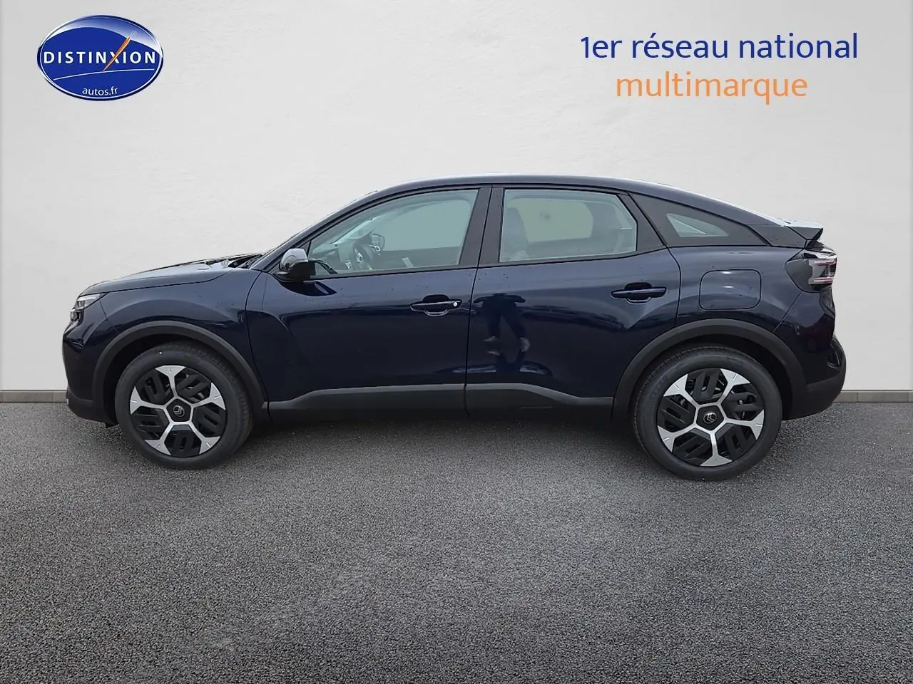 Profil côté gauche de la Citroën C4 1.2 hybride 136 plus bleu éclipse avec jantes 18 pouces et coques de rétroviseurs noir brillant.