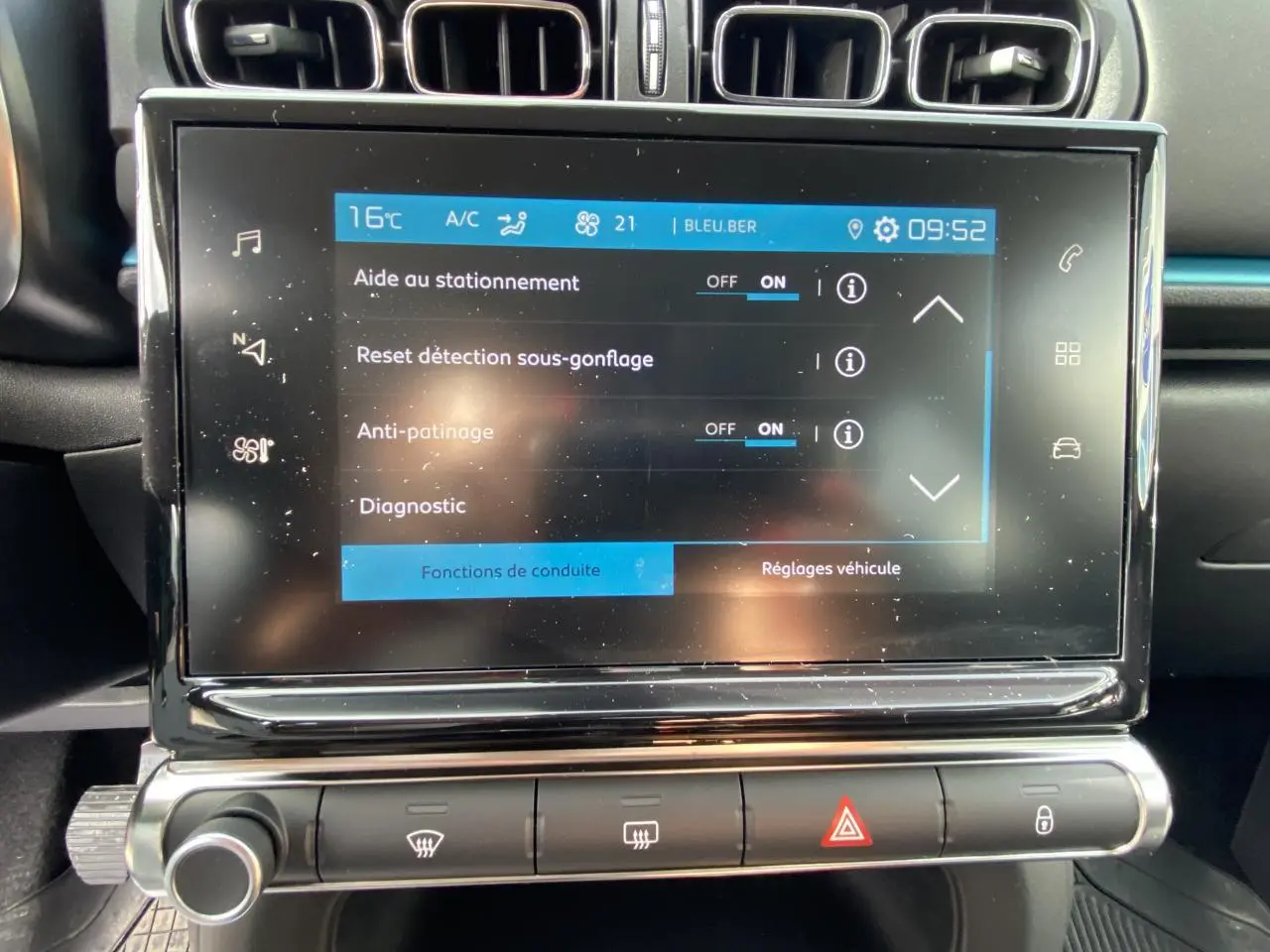 Écran tactile central affichant les réglages d’aide au stationnement dans l’habitacle d’une Citroën C3 noire 2021.