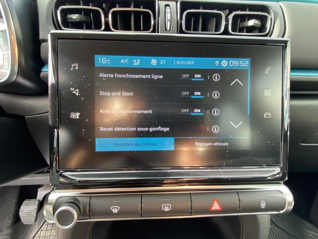 Écran tactile central du tableau de bord de la Citroën C3 noire 2021 affichant les réglages d’aide à la conduite.