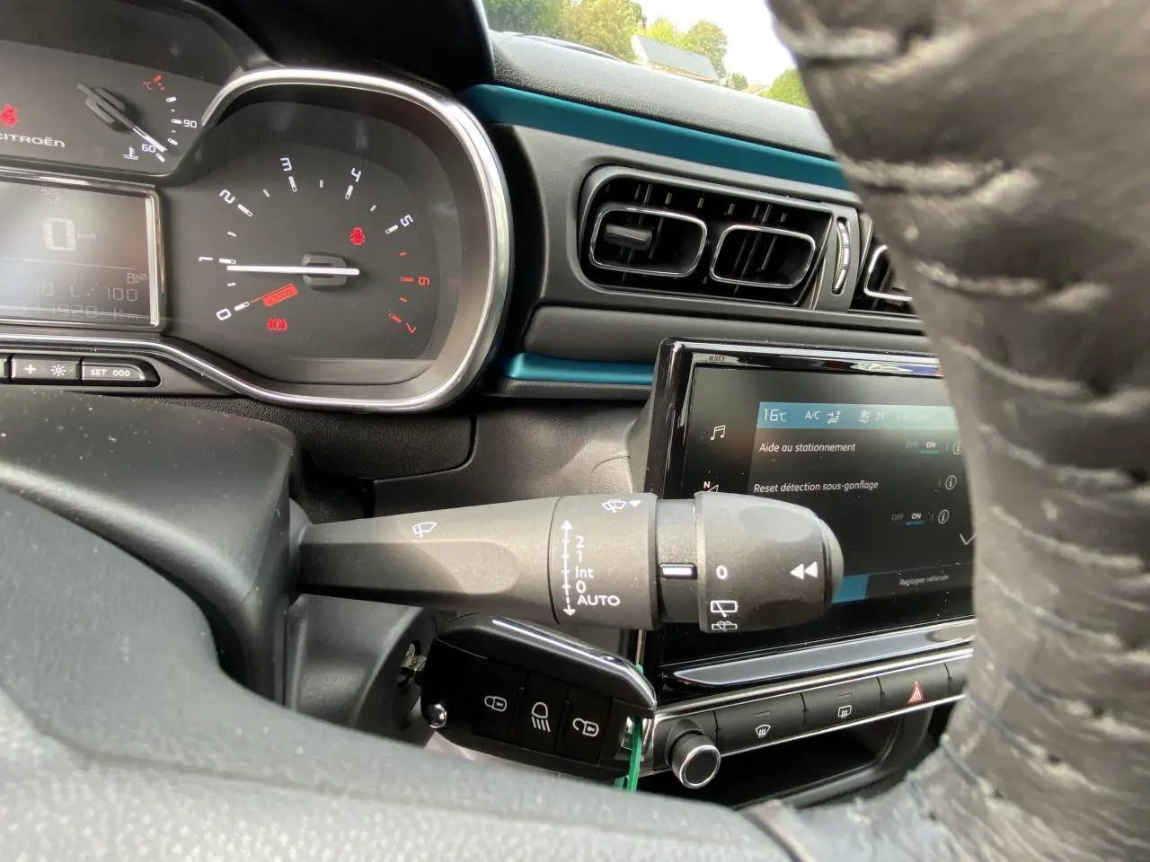 Vue rapprochée du tableau de bord et volant noir d'une Citroën C3 2021, avec écran tactile et commandes au volant visibles.