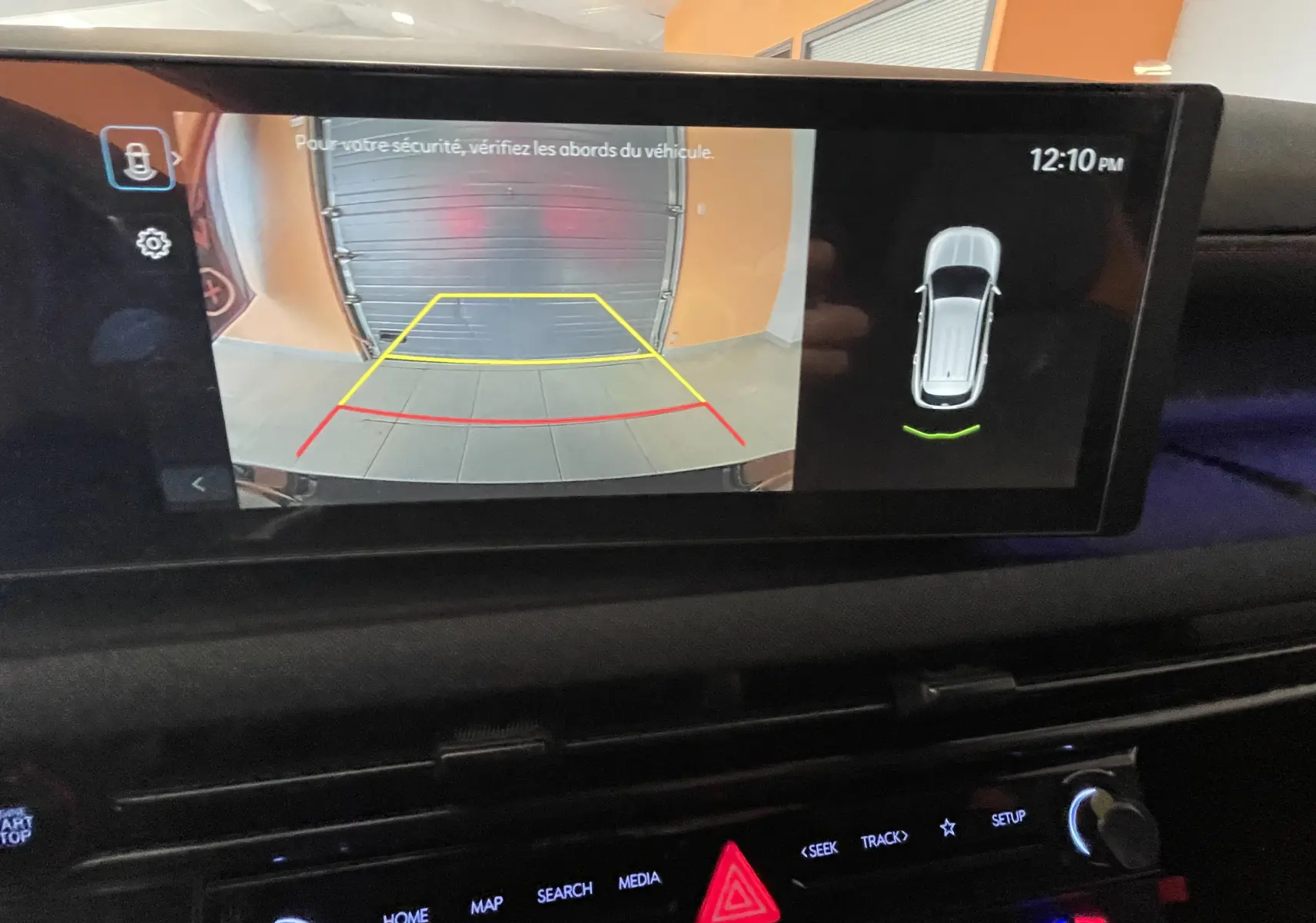 Écran multimédia du Hyundai Tucson gris Ecotronic montrant la caméra de recul avec guidage de trajectoire.