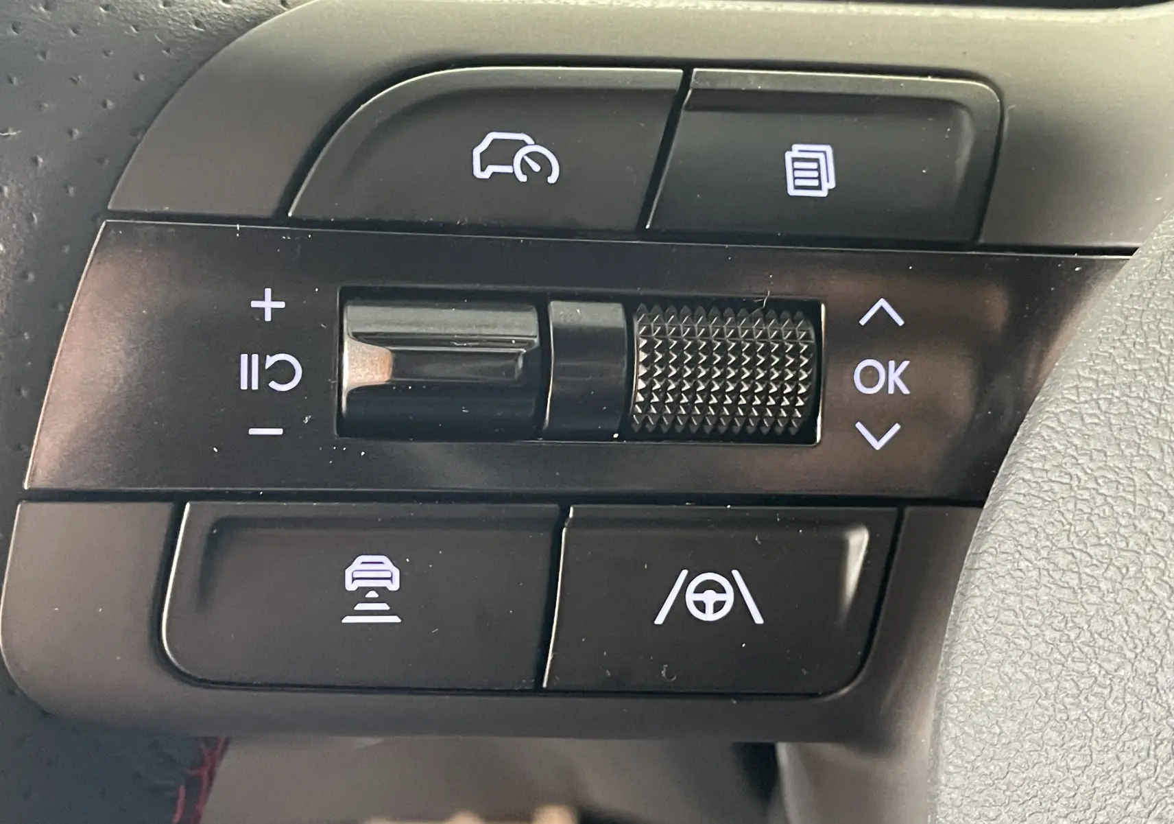 Détail des commandes noires sur le volant du Hyundai Tucson 2025, boutons de régulateur et assistance à la conduite.