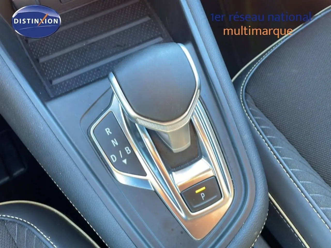 Gros plan sur la commande de boîte automatique de la Renault Symbioz 2025, intérieur noir avec surpiqûres claires.